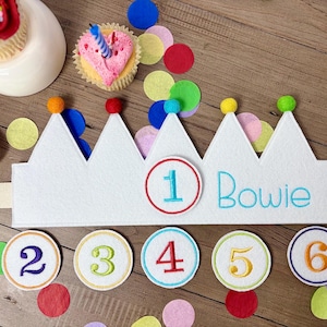 Regenbogen farbige veränderbare Geburtstag gestickte Krone - Kinderkrone mit Filzpompoms - benutzerdefinierte Kinderpartyhut - verstellbare Alterskrone von 1 bis 6