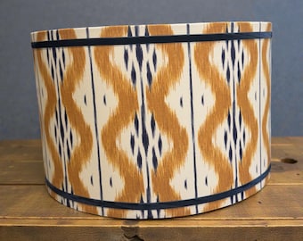 Mosterdkleurige en marineblauwe ikat lampenkap