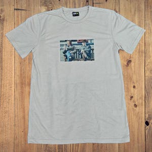 Bas de série TV Rik & Ade Bench T-shirt – T-shirt comédie britannique classique