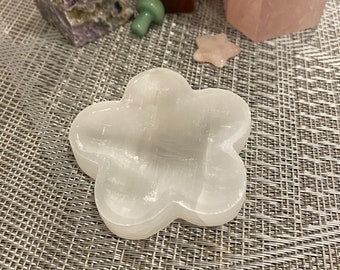 Selenite Flower Trinket Dish, Dainty Jewelry Bowl, Natural Selenite Carving, Unique Home Decor, Gifts For Her