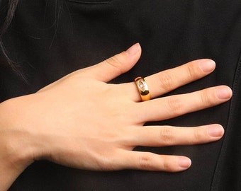Damen Ring mit einem Stein Zirkonia für jeden Tag aus Edelstahl mit 18K Vergoldung