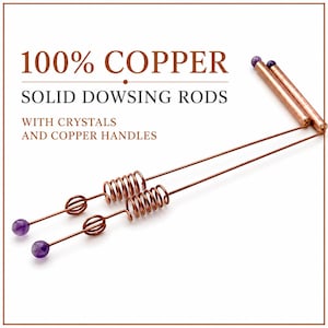 Peut inclure: Deux baguettes de sourcier en cuivre massif avec des poignées en cuivre et des perles de cristal violet aux extrémités et au centre. Le texte 100% COPPER SOLID DOWSING RODS WITH CRYSTALS AND COPPER HANDLES apparaît en haut à gauche.