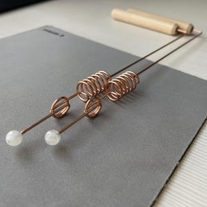 2 baguettes de sourcier cuivre pierre de lune avec pierre de lune - Paire baguettes divinatoires avec manches en bois baguettes divinatoires faites main en cuivre coudée sacrée 144 MHz