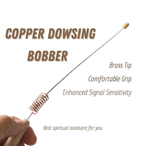 Puede incluir: Un péndulo de radiestesia de cobre con una punta de latón y un agarre cómodo. El péndulo tiene un alambre en espiral y está diseñado para mejorar la sensibilidad de la señal. El texto "COPPER DOWSING BOBBER" se muestra encima del péndulo. El texto "Best spiritual assistant for you" se muestra debajo del péndulo.