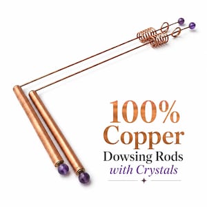 Op de afbeelding: Twee L-vormige koperen wichelroedes met gewikkelde draadsecties en paarse kristallen bollen aan de uiteinden. De tekst 100% Copper Dowsing Rods with Crystals staat in een mix van oranje, zwarte en paarse letters naast de metalen staven.
