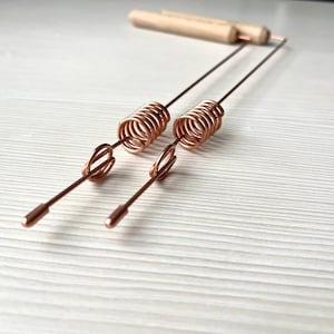 2 baguettes de sourcier en cuivre avec pointe en cuivre - Paire de baguettes de sourcier avec manches en bois - Baguettes de sourcier en cuivre faites main - Coudée sacrée 144 MHz