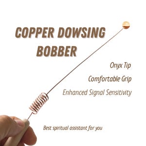 Puede incluir: Un péndulo de radiestesia de cobre con una punta de ónix y un agarre cómodo. El péndulo está diseñado para mejorar la sensibilidad de la señal. "COPPER DOWSING BOBBER" está escrito en texto marrón en la parte superior de la imagen. "Best spiritual assistant for you" está escrito en texto marrón en la parte inferior de la imagen.