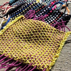 Op de afbeelding: Een rustiek houten bord met de tekst "Welcome to our home" in witte letters. Het bord heeft een verweerde afwerking, ideaal voor entree decoratie.