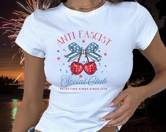 Camiseta de bebé del Club Social Antifascista Y2K, lazo coqueto color cereza, camiseta corta estilo años 90 del 4 de julio, regalo feminista liberal, sin reyes desde 1776