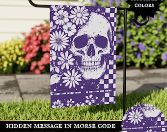 Bandera de jardín de Halloween con código Morse "Fuck Trump", protesta segura de resistencia sutil, gráfico retro de calavera y flor, regalo para propietarios liberales.