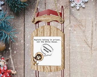 Adorno de Jesús anti-Trump, regalo anti-Trump, adorno navideño anti-Maga, regalo feminista, regalo liberal, No es mi presidente, regalo de elefante blanco