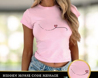 Camiseta de bebé con código Morse "Fuck Trump Y2K", arte lineal de corazón de San Valentín, camiseta corta estilo años 90, regalo feminista liberal, camiseta anti-MAGA