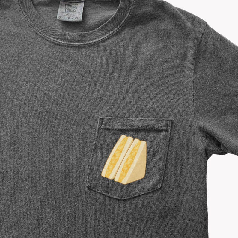 Tamago sando pocket t shirt in Pepper with egg sandwich print on chest pocket