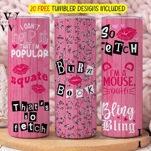 Puede incluir: Tres vasos de acero inoxidable de color rosa con diferentes citas de Mean Girls. El primer vaso dice "No puedo evitar ser popular, eso es tan chic". El segundo vaso dice "Burn Book". El tercer vaso dice "Tan chic, soy un ratón, ¡duh! Bling Bling".
