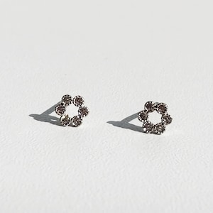 Minimalist style plata pendants. Pendientes de flores de plata muy pequeños. Pendants of oxidized flowers from the circumference of plata