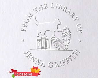 Puede incluir: Un sello en relieve blanco con el texto "From the Library of Jenna Griffith" y una silueta de un gato sentado en una pila de libros.
