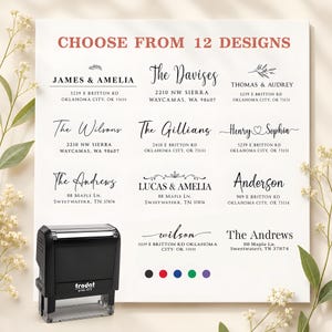 Può includere: Un timbro autoinchiostrante nero Trodat Printy 4913 posizionato accanto a una scheda bianca che mostra 12 diversi design di indirizzi di ritorno. La scheda include il testo CHOOSE FROM 12 DESIGNS, vari nomi e indirizzi, e cinque piccoli cerchi colorati.