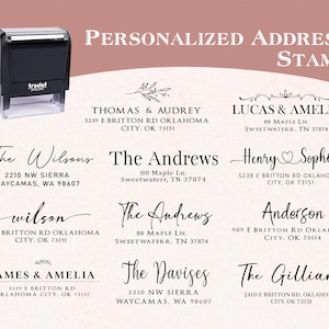 Könnte beinhalten: Ein schwarzer personalisierter Adressstempel mit dem Text "PERSONALIZED ADDRESS STAMP". Das Bild zeigt Beispiele für individuelle Adressstempel mit Namen und Adressen in verschiedenen Schriftarten.