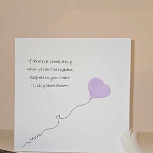 Hermosa tarjeta de condolencia con globos color agua a mano.