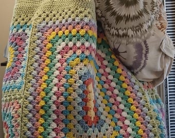 Green and colurful chrochet shoulderbag in grandma&#39;s squares pattern tote bag for the beach chic market bag and allday bag in vintage style.