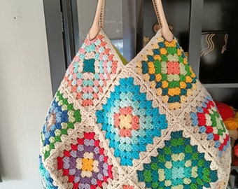 Sac à bandoulière en crochet beige clair et coloré avec poignées en cuir carré de grand-mère, sac fourre-tout de style bohème chic vintage