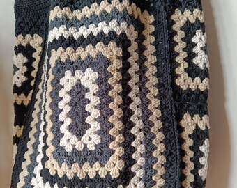 Black and beige/grey color chrochet shoulderbag in grandma&#39;s squares pattern tote bag for beach chic market bag allday bag in vintage style.