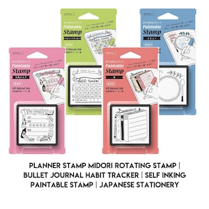 Puede incluir: Cuatro juegos de sellos Midori Paintable en envases rosa, verde, coral y azul. Cada sello cuadrado presenta diseños en tinta negra que incluyen un rastreador de hábitos, una lista de libros, un menú y una lista de favoritos.
