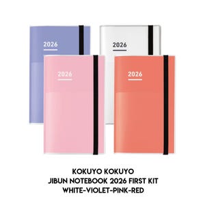 Puede incluir: Cuatro cuadernos en blanco, violeta, rosa y rojo, cada uno con el año "2026" impreso en la portada. Los cuadernos tienen un cierre de banda elástica negra. El texto "KOKUYO KOKUYO JIBUN NOTEBOOK 2026 FIRST KIT WHITE-VIOLET-PINK-RED" está en la parte inferior.