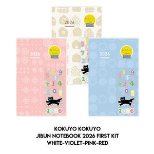Könnte beinhalten: Drei KOKUYO JIBUN NOTEBOOK 2026 FIRST KIT Notizbücher in Weiß, Violett und Pink-Rot. Jedes Notizbuch zeigt das Jahr 2026, eine laufende Katze und den Text "101 Seiten". Das rosa Notizbuch hat ein Blumenmuster.
