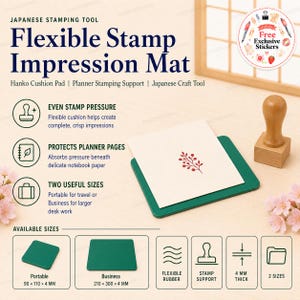 Pode incluir: Um tapete de borracha flexível verde para carimbos com 4 mm de espessura. O tapete é exibido com um carimbo de madeira e um papel com um desenho de folha vermelha. O texto inclui Japanese Stamping Tool, Flexible Stamp Impression Mat, Hanko Cushion Pad, Planner Stamping Support e Japanese Craft Tool.