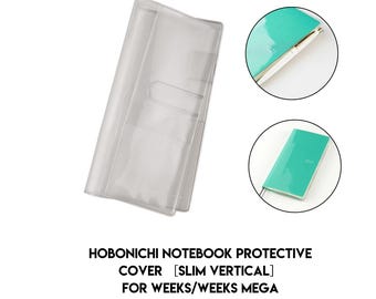 Puede incluir: Una funda transparente para cuaderno con un diseño vertical delgado. La imagen muestra la funda junto con dos cuadernos de color turquesa, uno abierto y otro cerrado. El texto en la imagen dice: "HOBONICHI NOTEBOOK PROTECTIVE COVER [SLIM VERTICAL] FOR WEEKS/WEEKS MEGA CLEAR COVER."