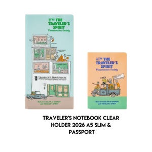 Puede incluir: Dos cuadernos con el texto "We are THE TRAVELER'S SPIRIT Preservation Society". El cuaderno más grande es azul claro con ilustraciones de un edificio y un camión. El cuaderno más pequeño es naranja con una ilustración de camión.