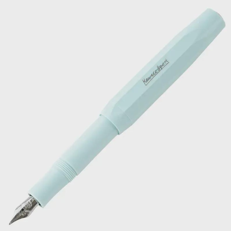 Puede incluir: Una pluma estilogr&aacute;fica Kaweco Sport de color azul claro. El bol&iacute;grafo tiene un cuerpo y un capuch&oacute;n facetados, con el nombre de la marca impreso en negro. El plum&iacute;n es plateado. El bol&iacute;grafo est&aacute; dise&ntilde;ado para escribir.
