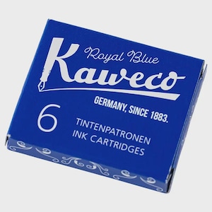 Puede incluir: Una caja azul de cartuchos de tinta Kaweco Royal Blue. La caja presenta el logotipo de Kaweco en blanco, el texto "Royal Blue", "Germany, Since 1883" y el n&uacute;mero "6". La caja tambi&eacute;n dice "INK CARTRIDGES".