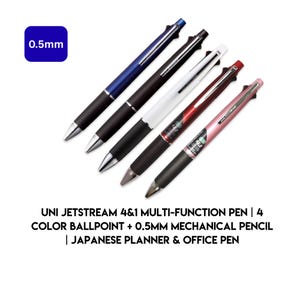 Pode incluir: Cinco canetas multifuncionais Uni Jetstream 4&1 com pontas de 0,5 mm, dispostas na diagonal. As canetas possuem corpos azul, preto, branco, bordô e rosa, cada uma com aderência preta, clipe prateado e etiqueta 4&1.
