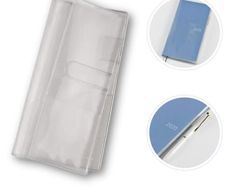 Puede incluir: Una funda transparente de plástico para cuaderno con cierre de botón a presión. La funda está diseñada para proteger un cuaderno, como se muestra en las imágenes de un cuaderno azul con el año 2020 impreso.
