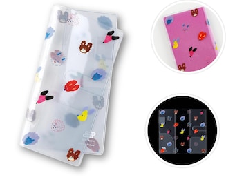 Puede incluir: Carátulas de carpeta de plástico transparente con un diseño de estampado de animales de colores. Las carátulas presentan una variedad de animales, incluidos osos, pájaros y peces. Las carátulas están diseñadas para adaptarse a una carpeta de tamaño estándar.