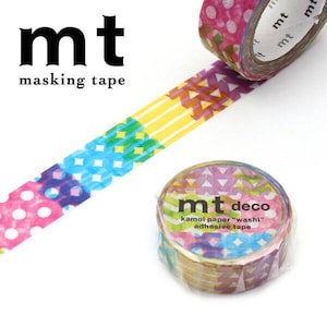 Puede incluir: Un rollo de cinta adhesiva washi con patrones coloridos con la marca "mt deco" y el texto "kamoi paper "washi" adhesive tape".