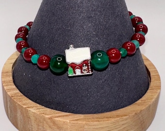 Cinabrio rojo, ágata pequeña facetada y ágata teñida de verde con una casita navideña