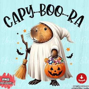 以下が含まれることがあります： ハロウィンのために幽霊に扮したカピバラのデジタルイラスト。カピバラは、キャンディーでいっぱいのカボチャのバケツとほうきを持っています。カピバラの上に黒い文字で「CAPY-BOO-RA」と書かれています。