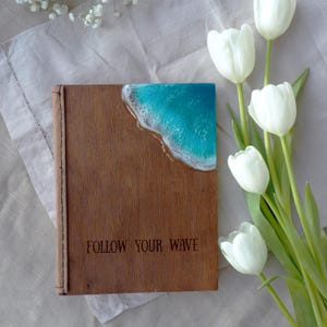 Personalisiertes Notizbuch aus Holz mit Harz Kunst Meereswelle, Einweihungsparty oder Einweihungsparty Geschenk, Hardcover graviertes maritimes Skizzenbuch 4/4
