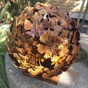 The Autumn Leaves - Große 14-Zoll rostige abstrakte Kugel Skulptur