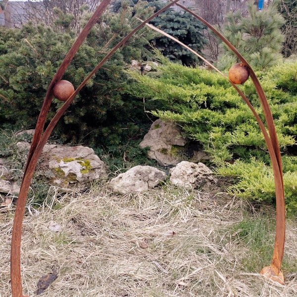 Ein Reiher, der in den Himmel schaut: Gartenskulptur aus rostigem Metall. Verwitterte große Gartenvögel aus Stahl