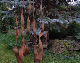 Sumpfgräser - Abstrakte Gartenskulptur aus rostfarbenem Metall.