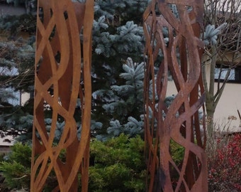 Two Towers (Two Guardians): Un par de columnas de jardín oxidadas, abstractas, monumentales y realmente grandes. Esculturas de metal oxidado. Grandes columnas de jardín