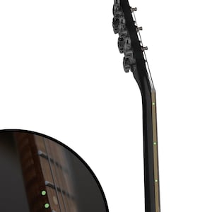 Könnte beinhalten: Schwarze E-Gitarren-Kopfplatte und Hals, nach rechts abgewinkelt. Die Kopfplatte hat Stimmwirbel. Der Hals hat mit grünen Punkten markierte Bünde. Die Holzmaserung ist auf dem Griffbrett sichtbar.