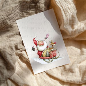 K&ouml;nnte beinhalten: Weihnachtskarte mit einer Aquarell-Illustration von Santa Claus in rotem Anzug, der von einem roten Schlitten winkt, der von einem Rentier gezogen wird. Die Karte hat einen schneebedeckten Untergrund.