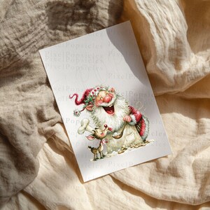 K&ouml;nnte beinhalten: Weihnachtskarte mit einer Aquarellillustration von Santa Claus und einem Rentier. Santa tr&auml;gt einen rot-wei&szlig;en Anzug und Hut und lacht. Das Rentier l&auml;chelt ebenfalls. Die Karte befindet sich auf einem beigen Stoffhintergrund.