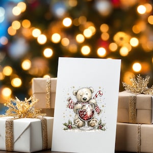 Peut inclure: Une carte de v&oelig;ux blanche pr&eacute;sentant une illustration d&eacute;taill&eacute;e d'un ours en peluche brun clair portant une &eacute;charpe ray&eacute;e rouge et blanche, tenant un grand verre de vin rouge et un sucre d'orge, entour&eacute; de houx et d'&eacute;toiles dor&eacute;es.