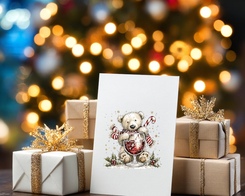 Peut inclure: Une carte de v&oelig;ux blanche pr&eacute;sentant une illustration d&eacute;taill&eacute;e d'un ours en peluche brun clair portant une &eacute;charpe ray&eacute;e rouge et blanche, tenant un grand verre de vin rouge et un sucre d'orge, entour&eacute; de houx et d'&eacute;toiles dor&eacute;es.